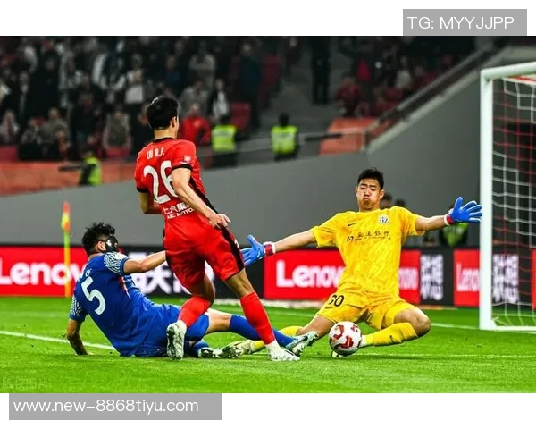 关键时刻鲍亚雄化解单刀险情朱辰杰门线解围保住球队胜利希望